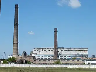 Машинный зал и дымовые трубы ТЭЦ