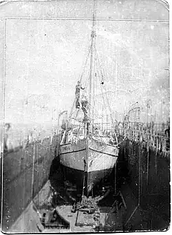 Шхуна «Ленинград» в плавучем доке, город Ломоносов, июнь 1966.