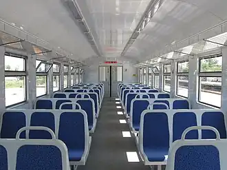 Салон 3 класса поезда ЭТ2М-142 с полужёсткими пластиковыми сиденьями с мягкой сидушкой и спинкой