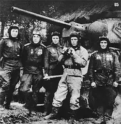 Экипаж танка Т-34-76 «Гвардия» (слева направо): командир танка А.&nbsp;В.&nbsp;Додонов, стрелок-радист А.&nbsp;П.&nbsp;Марченко, заряжающий Н.&nbsp;И.&nbsp;Мельниченко, командир батальона П.&nbsp;В.&nbsp;Чирков, механик-водитель Ф.&nbsp;П.&nbsp;Сурков. 1943&nbsp;г..