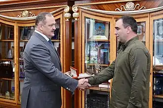 Сергей Меликов вручает именные часы Энверу Набиеву (справа)