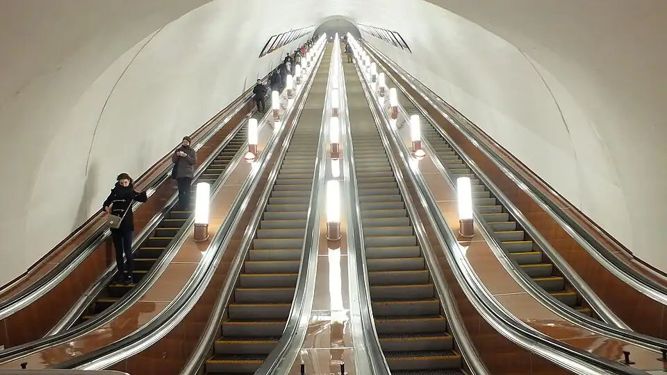 Эскалаторы на выходе в северный вестибюль.15 апреля 2017 года