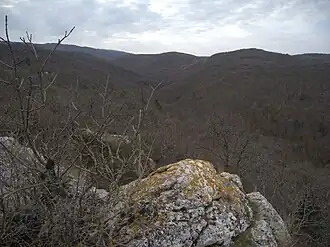 Юке-Тепе (справа), вид с Мокроусовских скал