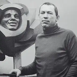 Скульптор Яковлев Вячеслав Васильевич со своей работой Памятный знак «Покорителям космоса»