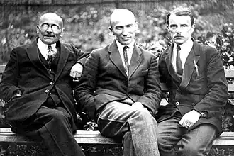 Я. Назаренко (в центре)