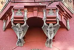 Крылатые демоны, удерживающие эркер