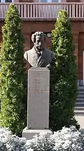 Бюст Александра Пушкина, перед зданием одноименной школы