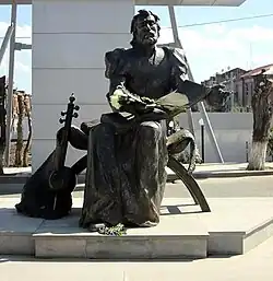 Памятник ашугу Саят-Нова с каманчой, г. Гюмри