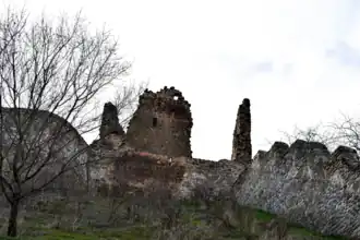 Руины крепости в Дирби