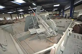 Орудие 3,7&nbsp;cm FlaK&nbsp;43 германской зенитной самоходной установки Flakpanzer&nbsp;IV Möbelwagen (крышка ствольной коробки снята), Музей бронетехники в&nbsp;Сомюре.