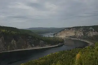 Вид со смотровой площадки на первой щеке вниз по течению