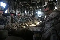 Морские пехотинцы США внутри CH-53E Super Stallion.