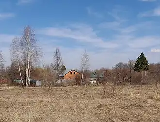 Первые дома при въезде в деревню Ступино