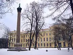 Сад с колонной