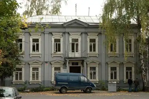 Деревянный дом в стиле неоклассицизм (проезд Загорского,&nbsp;10)