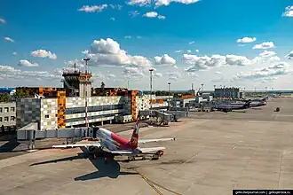 Аэропорт, вид с перрона