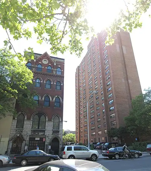 … в 1960 году была снесена, и на её месте разбили парковку (остался только приходской флигель слева)