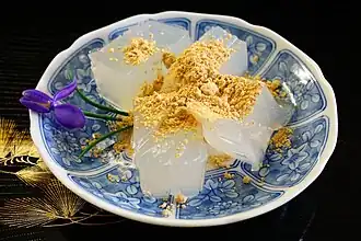 Кудзумоти с кинако в ирисовом саду Ягю в Наре, префектура Нара