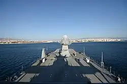 Вид с&nbsp;носовой надстройки на кормовую часть корабля: на переднем плане по бортам&nbsp;— расчёты 12,7-мм пулемётов M2HB Browning, далее&nbsp;— ПУ Mk.&nbsp;36 SRBOC, на заднем плане перед ВППл&nbsp;— кормовые 12,7-мм пулемёты M2HB Browning; USS&nbsp;Mount Whitney (LCC-20), 2016&nbsp;год.