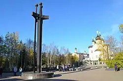 Площадь 30-летия Победы (на заднем плане&nbsp;— церковь Троицы Живоначальной)