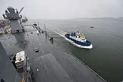 Вид с&nbsp;носовой надстройки на кормовую часть корабля, по левому борту: расчёты 12,7-мм пулемётов M2HB Browning и&nbsp;ПУ Mk.&nbsp;36 SRBOC между ними; USS&nbsp;Mount Whitney (LCC-20), 2018&nbsp;год.