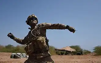 Американский солдат выполняет упражнение по бросанию ручной осколочной гранаты. Кэмп-Лемонье. Джибути. 31 марта 2016