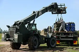 Солдаты 18-го бпбо используют вилочный погрузчик Skytrak для извлечения груза в Графенвёре. 13 июня 2013