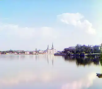 Вид с левого берега пруда