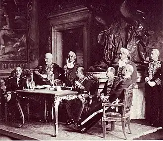 Джанкарло Валлаури стоит справа от читающего доклад Томмазо Титтони. (Accademia d'Italia;1929 год)