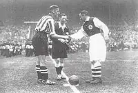 Капитаны команд, Гарри Хупер (Шеффилд Юнайтед) и Алекс Джеймс (Арсенал), обмениваются рукопожатиями перед началом матча