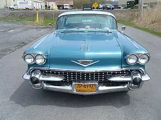 1958 Cadillac Coupe Deville со сдвоенными стрелами на капоте