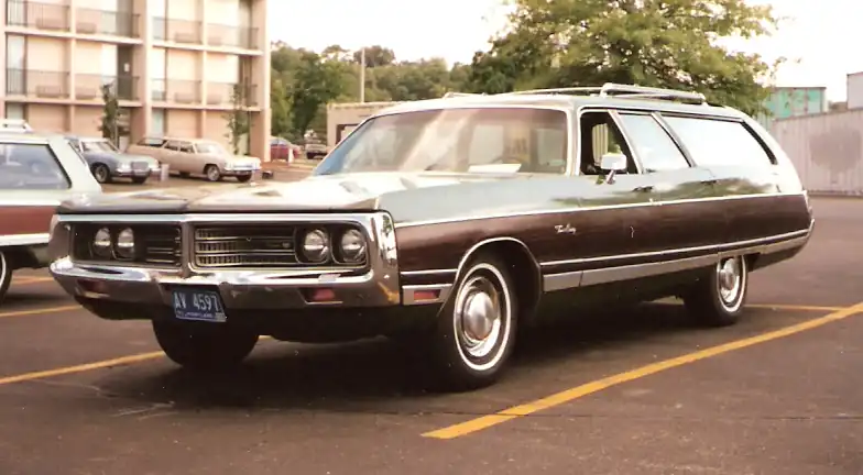 Chrysler Town & Country 1972 модельного года&nbsp;— вид спереди в три четверти
