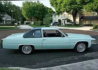 1978 Cadillac Coupe Deville с отделкой крыши в стиле Cabriolet, сбоку задних фонарей видны красные отражатели