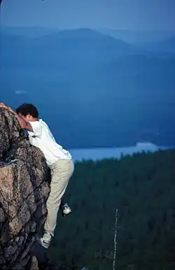 Альпинист, взбирающийся на вершину горы Карлтон (IR, фотография Уокера, 1993 г.)