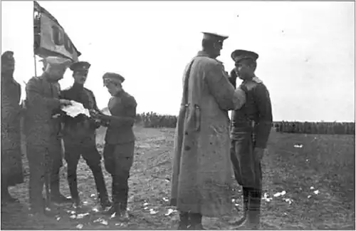 Нач. 10-й кавалер. дивизии ген-майор граф Ф.&nbsp;А.&nbsp;Келлер вручает Георгиевский крест вахмистру 1-го Оренбургского казачьего полка. Август 1914&nbsp;г.