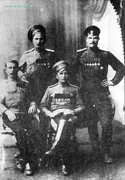 Полные Георгиевские кавалеры 1-го ОКП подхорунжие Саперов&nbsp;И.&nbsp;П., Ушаков&nbsp;С.&nbsp;Н., Захаров И., вахмистр Н.&nbsp;З.&nbsp;Туголуков. Кишинёв, 21 июля 1917&nbsp;г.