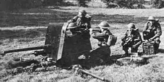 двухфунтовая противотанковая пушка в боевом положении