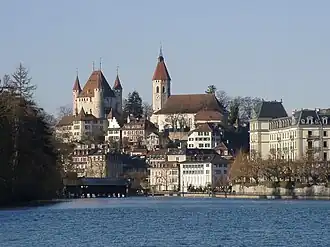 Вид города и замка со стороны реки Аре