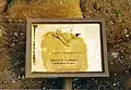Мемориальная доска в нижней части форта