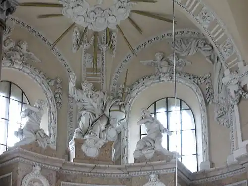 Аттик главного алтаря и скульптурная отделка сводов.