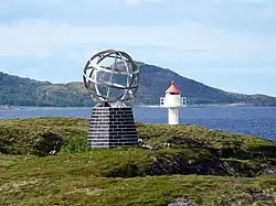 Знак на острове Викинген, отмечающий полярный круг в Норвегии