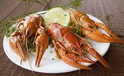 Подача с лимоном (в США используют также лайм)