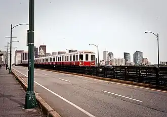 Вагоны красной линии на мосте «Лонгфеллоу»