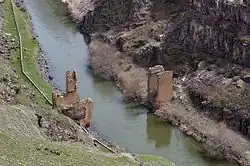 Разрушенный средневековый мост через реку Ахурян