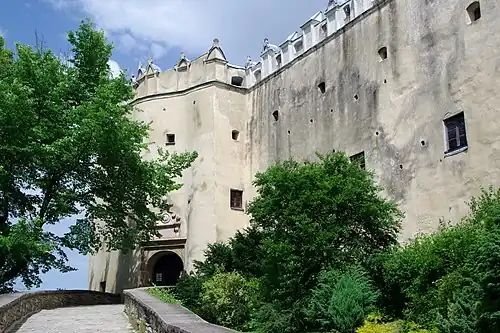 Ворота, ведущие во двор замка