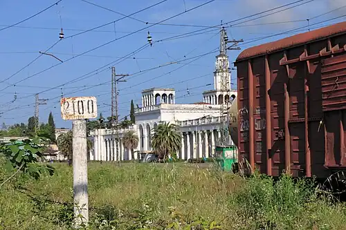 Вид на километровый указатель и железнодорожный вокзал ст. Сухум. 2014 год.