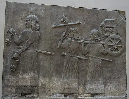 Слуги, несущие передвижной трон