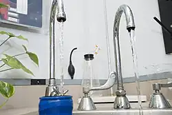 Одинаковые изливы: слева&nbsp;— с аэратором, справа&nbsp;— без него. Видна резьба