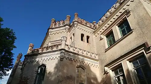 Частично восстановленная часть замка