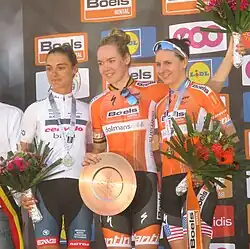 На подиуме гонки Флеш Валонь Фамм, 2018